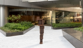 英国雕塑家创作的全新铸铁雕塑SHELF II在香港太古坊揭幕
